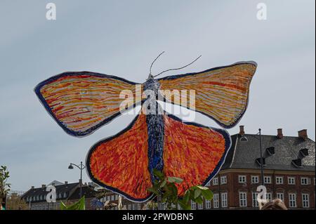 Copenaghen, Danimarca, 28 aprile 20223. Una farfalla fantasy dipinta contro il cielo blu. La ribellione di estinzione dimostra a Christiansborg per più w Foto Stock