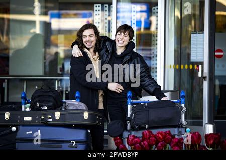 SCHIPHOL - la delegazione olandese per il Concorso di canzoni Eurovisione mia Nicolai e Dion Cooper sono salutati a Schiphol. I due artisti rappresenteranno i Paesi Bassi il 9 maggio nella prima semifinale durante il Concorso di canzoni Eurovision di Liverpool. ANP RAMON VAN FLYMEN netherlands OUT - belgium OUT Credit: ANP/Alamy Live News Foto Stock