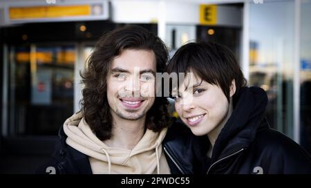 SCHIPHOL - la delegazione olandese per il Concorso di canzoni Eurovisione mia Nicolai e Dion Cooper sono salutati a Schiphol. I due artisti rappresenteranno i Paesi Bassi il 9 maggio nella prima semifinale durante il Concorso di canzoni Eurovision di Liverpool. ANP RAMON VAN FLYMEN netherlands OUT - belgium OUT Credit: ANP/Alamy Live News Foto Stock