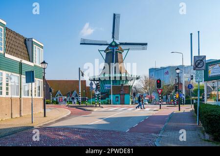 ZAANDIJK, OLANDA - 17 APRILE 2023: Zaandijk nel comune di Zaanstad è un quartiere di Zaanse Schans Foto Stock