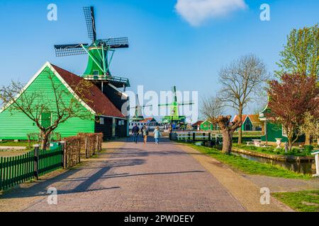 ZAANSE SCHANS, OLANDA - 17 APRILE 2023: Zaanse Schans con i suoi mulini a vento storici e le sue case in legno verde Foto Stock