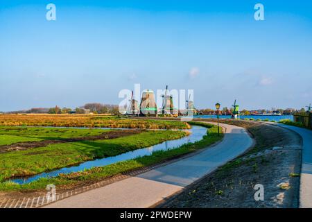 ZAANSE SCHANS, OLANDA - 17 APRILE 2023: Zaanse Schans con i suoi mulini a vento storici e le sue case in legno verde Foto Stock