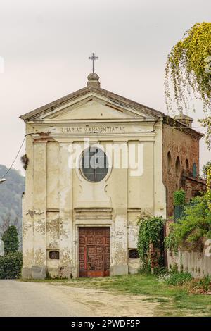 Antica chiesa Santissima Annunziata circondata dalla natura nel Castello di San Sebastiano da po, Torino, Piemonte, Italia, verticale Foto Stock
