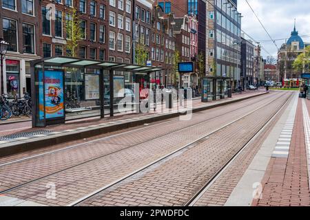 AMSTERDAM, OLANDA - 17 APRILE 2023: Vista sulla strada di Amsterdam, vivace capitale olandese conosciuta per il suo sistema di canali, case strette e ciclismo Foto Stock