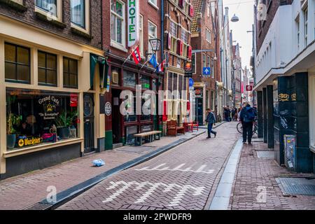 AMSTERDAM, OLANDA - 18 APRILE 2023: Gli amanti dello shopping in via Nieuwebrugsteeg, una delle strade più antiche di Oelegg - centro città di Amsterdam Foto Stock