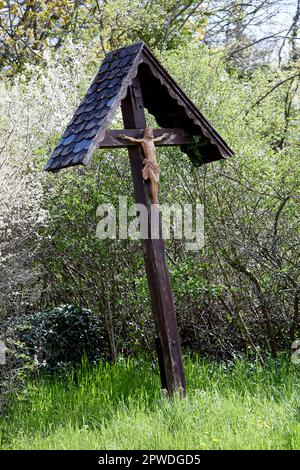 figurina di legno che mostra gesù appeso alla croce Foto Stock