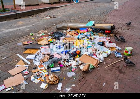 AMSTERDAM, OLANDA - 18 APRILE 2023: Il pavimento di rifiuti di Amsterdam mette in evidenza i problemi di raccolta dei rifiuti nella capitale olandese. Foto Stock