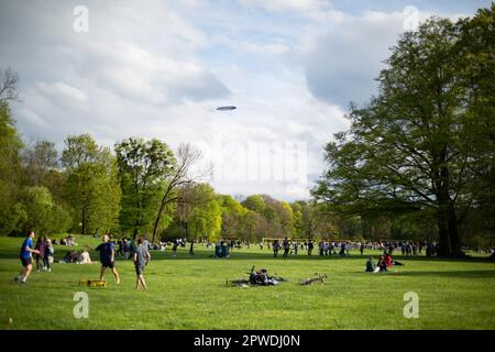 Monaco, Germania. 29th Apr, 2023. Goodyear zeppelin. Dopo una settimana in parte estremamente piovosa, il sole finalmente splende sabato 29 aprile 2023 alle temperature calde a Monaco, in Germania. I giardini della birra della città erano pieni. (Foto di Alexander Pohl/Sipa USA) Credit: Sipa USA/Alamy Live News Foto Stock