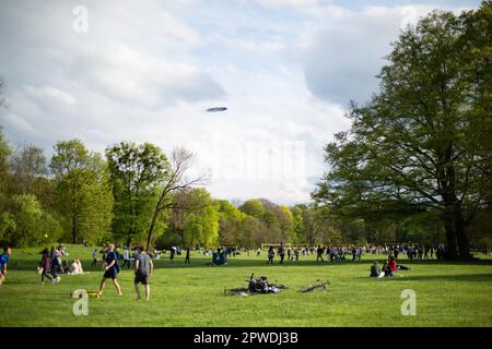 Monaco, Germania. 29th Apr, 2023. Goodyear zeppelin. Dopo una settimana in parte estremamente piovosa, il sole finalmente splende sabato 29 aprile 2023 alle temperature calde a Monaco, in Germania. I giardini della birra della città erano pieni. (Foto di Alexander Pohl/Sipa USA) Credit: Sipa USA/Alamy Live News Foto Stock