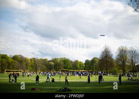 Monaco, Germania. 29th Apr, 2023. Goodyear zeppelin. Dopo una settimana in parte estremamente piovosa, il sole finalmente splende sabato 29 aprile 2023 alle temperature calde a Monaco, in Germania. I giardini della birra della città erano pieni. (Foto di Alexander Pohl/Sipa USA) Credit: Sipa USA/Alamy Live News Foto Stock