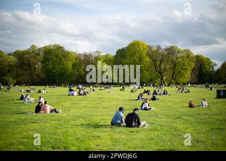 Monaco, Germania. 29th Apr, 2023. Dopo una settimana in parte estremamente piovosa, il sole finalmente splende sabato 29 aprile 2023 alle temperature calde a Monaco, in Germania. I giardini della birra della città erano pieni. (Foto di Alexander Pohl/Sipa USA) Credit: Sipa USA/Alamy Live News Foto Stock