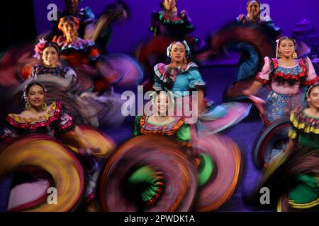 Città del Messico, Messico. 29th Apr, 2023. Gli artisti si esibiscono per celebrare la Giornata internazionale della danza a Città del Messico, Messico, 29 aprile 2023. Credit: Francisco Canedo/Xinhua/Alamy Live News Foto Stock