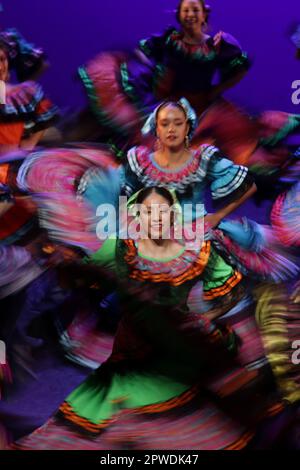 Città del Messico, Messico. 29th Apr, 2023. Gli artisti si esibiscono per celebrare la Giornata internazionale della danza a Città del Messico, Messico, 29 aprile 2023. Credit: Francisco Canedo/Xinhua/Alamy Live News Foto Stock