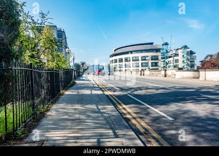 Camminando lungo George Street si attraversa il ponte di Reading sul Tamigi. Il ponte stradale collega Caversham al centro di Reading Foto Stock