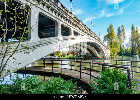 Reading Bridge è un ponte stradale che attraversa il Tamigi e si unisce a Caversham con il centro di Reading, visto qui su un regno primaverile con cielo blu. Foto Stock