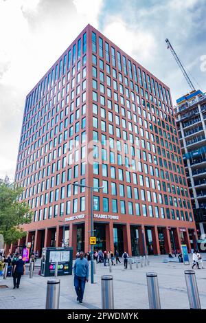 Thames House, un blocco torre su Station Hill a Reading, Regno Unito visto contro un cielo nuvoloso. Foto Stock