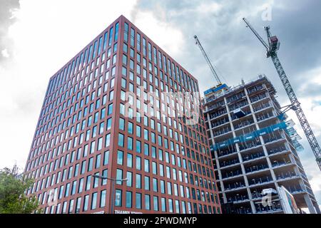 Un nuovo blocco torre in costruzione vicino alla Thames Tower, un grattacielo esistente a Station Hill a Reading, Regno Unito Foto Stock