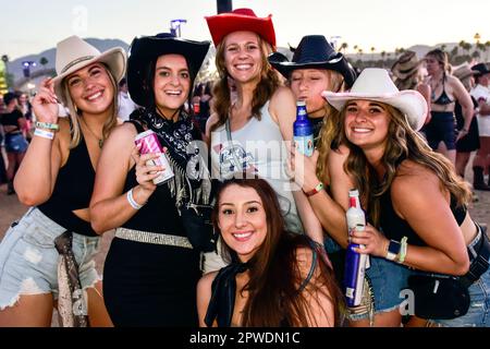 Indio, California, 29 aprile, 2023- Festival goers al festival di musica country Stagecoach. Photo Credit: Ken Howard/ Alamy Live News Foto Stock