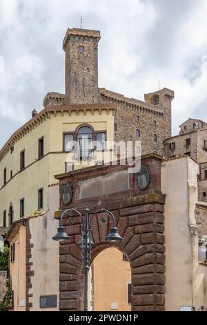 Accesso al centro storico di Bolsena, Italia, dalla porta fiorentina Foto Stock