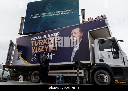 Istanbul, Turchia. 27th Apr, 2023. Una donna anziana turca prega Dio per proteggere la Turchia e il suo governo di fronte a una foto del presidente turco Recep Tayyip Erdogan, con i preparativi per le prossime elezioni presidenziali e parlamentari turche. Credit: SOPA Images Limited/Alamy Live News Foto Stock