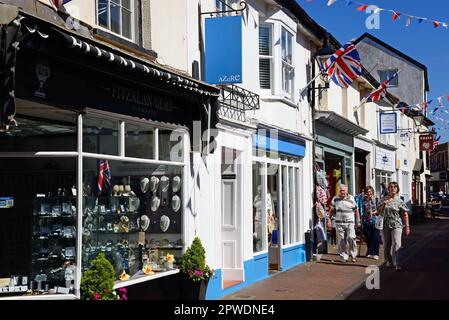 Gli amanti dello shopping e i negozi lungo Old Fore Street nel centro città, Sidmouth, Devon, Regno Unito, Europa. Foto Stock