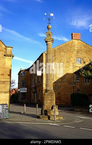 Vista della colonna Ordine Toscano tra il Market House e il White Hart Hotel lungo Church Street nel centro del villaggio, Martock, Regno Unito. Foto Stock