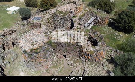 Nuraghe Arrubiù , il monumento nuragico Rosso Gigante con 5 torri nel comune di Orroli nel centro della Sardegna Foto Stock