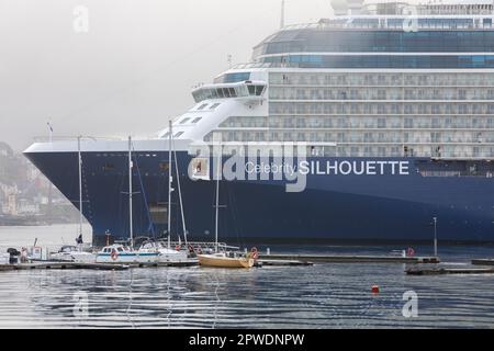 Cobh, Cork, Irlanda. 30th aprile 2023. Nave da crociera celebrità Silhouette nane di dimensioni il piccolo mestiere per il tempo libero ormeggiato a un pontone come lei arriva per una visita di un giorno a Cobh, Co. Cork, Irlanda. - Credit; David Creedon / Alamy Live News Foto Stock