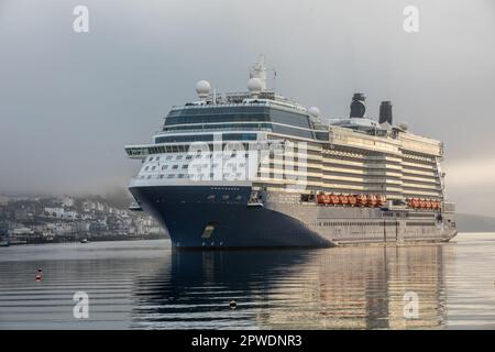 Cobh, Cork, Irlanda. 30th aprile 2023. Nave da crociera Celebrity Silhouette arrivo appena fuori dalla riva della storica città di Cobh, Co. Cork, Irlanda.- Credit; David Creedon / Alamy Live News Foto Stock