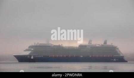 Cobh, Cork, Irlanda. 30th aprile 2023. La nave da crociera Celebrity Silhouette passa davanti al faro di Spit sotto la copertura della nebbia mattutina mentre si recava per una visita di un giorno a Cobh, Co. Cork, Irlanda. - Credit; David Creedon / Alamy Live News Foto Stock