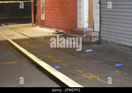 Guanti e sangue cucciolate la scena del crimine. Le prove mostrate sono state protette da nastro di polizia e dalla presenza della polizia sulla scena. Stabbing a Plainfield, New Jersey, USA il 29 aprile 2023. A circa 2240 ore, più di due persone sono state pugnalate vicino alla zona di West 4th Street a Plainfield, sabato sera. La polizia di Plainfield non ha fornito immediatamente informazioni aggiuntive sulla gravità delle vittime o sulla cattura di eventuali sospetti. La polizia di Plainfield era sulla scena domenica mattina. La polizia ha bloccato la scena, dove si è verificato lo stabbing. Foto Stock