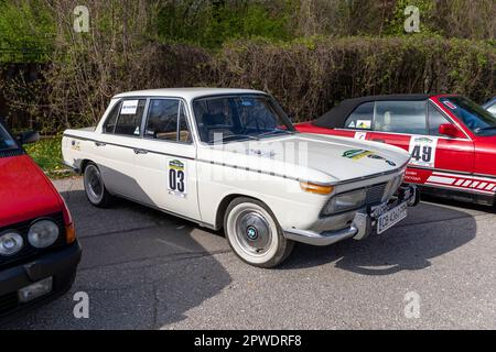 Sofia, Bulgaria - 29 aprile 2023: È iniziata la 5th edizione del 'Classic Vitosha Trophy'. 50 auto da corsa retrò e interessante sfilerà dal s Foto Stock