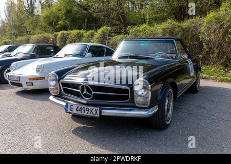 Sofia, Bulgaria - 29 aprile 2023: È iniziata la 5th edizione del 'Classic Vitosha Trophy'. 50 auto da corsa retrò e interessante sfilerà dal s Foto Stock