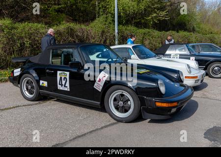 Sofia, Bulgaria - 29 aprile 2023: È iniziata la 5th edizione del 'Classic Vitosha Trophy'. 50 auto da corsa retrò e interessante sfilerà dal s Foto Stock