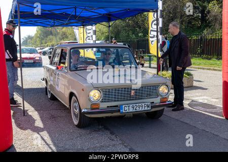 Sofia, Bulgaria - 29 aprile 2023: È iniziata la 5th edizione del 'Classic Vitosha Trophy'. 50 auto da corsa retrò e interessante sfilerà dal s Foto Stock