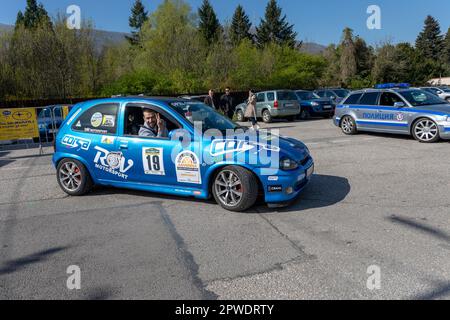 Sofia, Bulgaria - 29 aprile 2023: È iniziata la 5th edizione del 'Classic Vitosha Trophy'. 50 auto da corsa retrò e interessante sfilerà dal s Foto Stock