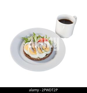 Pane di segale con acciughe, uova, verdure e una tazza di caffè su sfondo bianco. Foto Stock