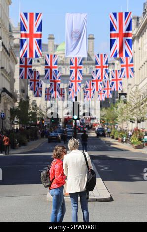 Con una settimana da andare i preparativi per l'incoronazione di Re Carlo III sono in pieno svolgimento in tutto il centro di Londra, Regno Unito Foto Stock