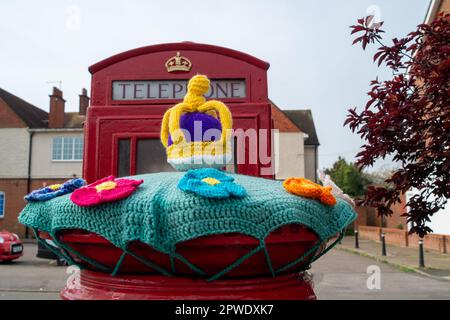 Eton Wick, Windsor, Berkshire, Regno Unito. 30th aprile 2023. Un topper incoronazione Post Box su un post box nel villaggio di Eton Wick, Windsor. Ora è meno di una settimana per l'incoronazione. Credit: Maureen McLean/Alamy Live News Foto Stock