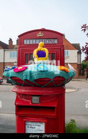 Eton Wick, Windsor, Berkshire, Regno Unito. 30th aprile 2023. Un topper incoronazione Post Box su un post box nel villaggio di Eton Wick, Windsor. Ora è meno di una settimana per l'incoronazione. Credit: Maureen McLean/Alamy Live News Foto Stock