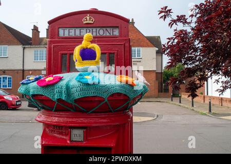 Eton Wick, Windsor, Berkshire, Regno Unito. 30th aprile 2023. Un topper incoronazione Post Box su un post box nel villaggio di Eton Wick, Windsor. Ora è meno di una settimana per l'incoronazione. Credit: Maureen McLean/Alamy Live News Foto Stock