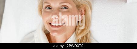 Estetician fare la pulizia ultrasonica del viso per la donna abbastanza felice di mezza età, primo piano Foto Stock