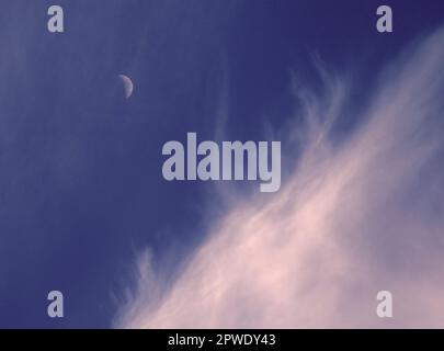 Formazioni di nuvole sulla pianura del Cheshire, Galles Foto Stock