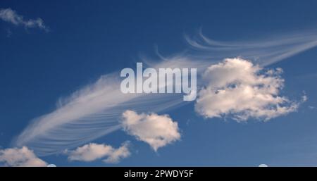 Formazioni di nuvole sulla pianura del Cheshire, Galles Foto Stock