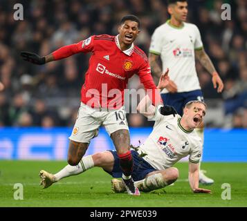 Londra, Regno Unito. 27th Apr, 2023. 27 Apr 2023 - Tottenham Hotspur v Manchester United - Premier League - Tottenham Hotspur Stadium Marcus Rashford del Manchester United è affrontato da Oliver Skipp durante la partita della Premier League contro Tottenham. Picture Credit: Notizie dal vivo su Mark Pain/Alamy Foto Stock