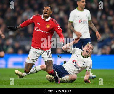 Londra, Regno Unito. 27th Apr, 2023. 27 Apr 2023 - Tottenham Hotspur v Manchester United - Premier League - Tottenham Hotspur Stadium Marcus Rashford del Manchester United è affrontato da Oliver Skipp durante la partita della Premier League contro Tottenham. Picture Credit: Notizie dal vivo su Mark Pain/Alamy Foto Stock