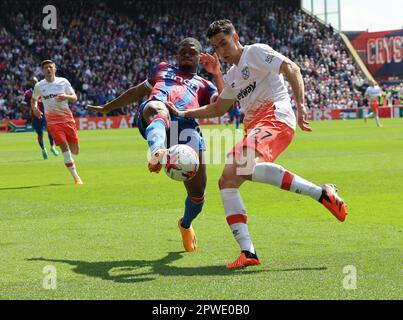 Chris Richards di L-R Crystal Palace e Nayef Aguerd di West Ham United durante la partita di calcio della Premier League inglese tra Crystal Palace e West Foto Stock