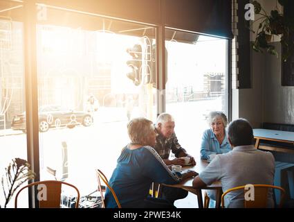 Il vero amore e l'amicizia dovrebbero durare per sempre. coppie anziane in una data doppia in un caffè. Foto Stock