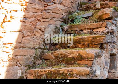 Scale in un patio di una casa costruita con pietra di argilla, tipico di la Maragatería in Spagna Foto Stock