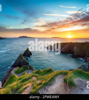 Splendido tramonto sul molo di Dunquin sulla penisola di Dingle nella contea di Kerry, sulla costa occidentale dell'Irlanda Foto Stock